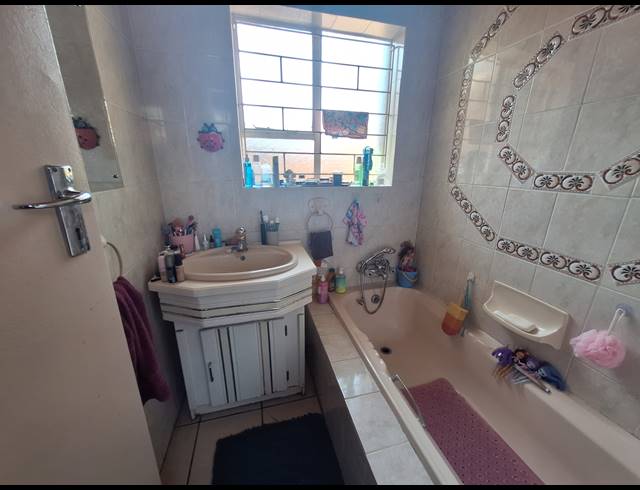 3 BEDROOM HOUSE FOR SALE IN VANDERBIJLPARK SE 2